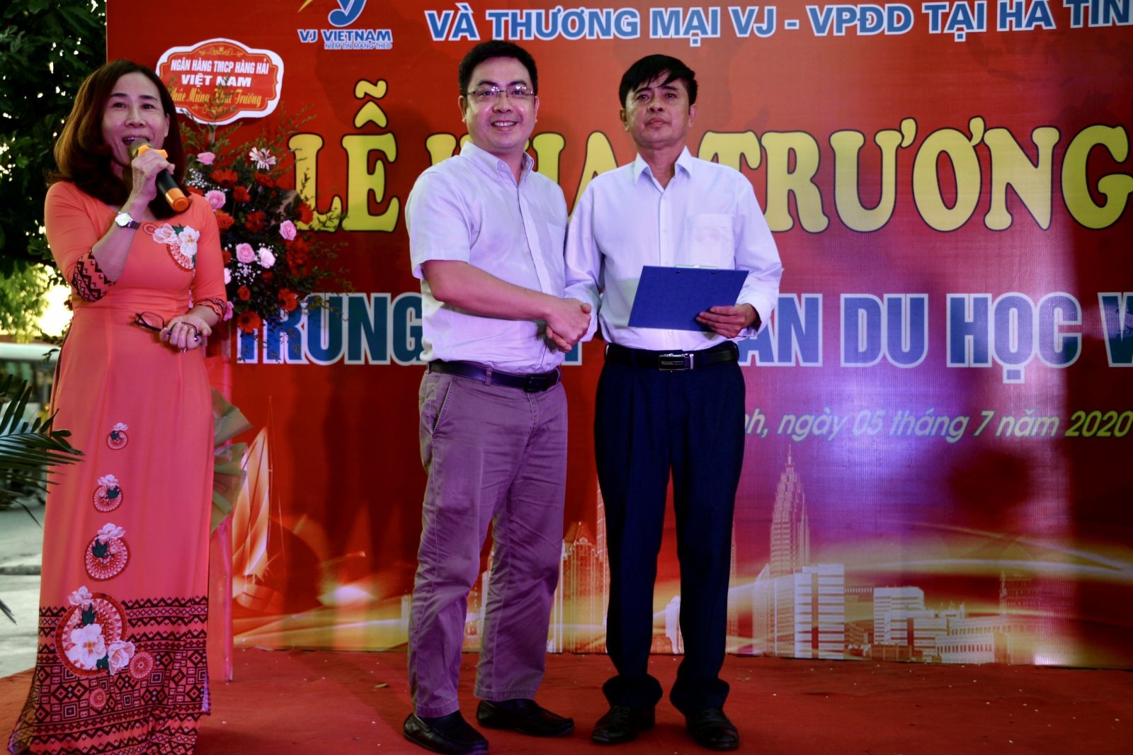 Ông Đinh Văn Hảo - Chủ tịch HĐQT bắt tay hợp tác với ông Nguyễn Tuấn Thiệm – Giám Đốc VPĐD Hà Tĩnh