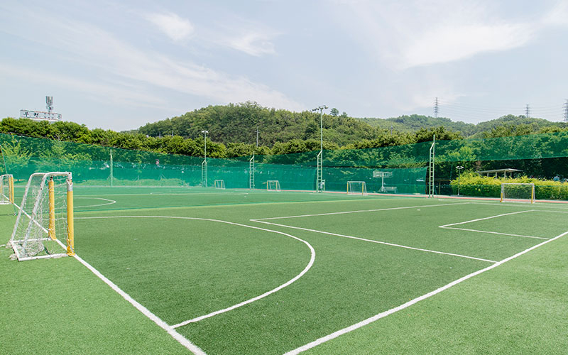 Trường Keimyung có trang bị sân bóng cho sinh viên học tập và giải trí
