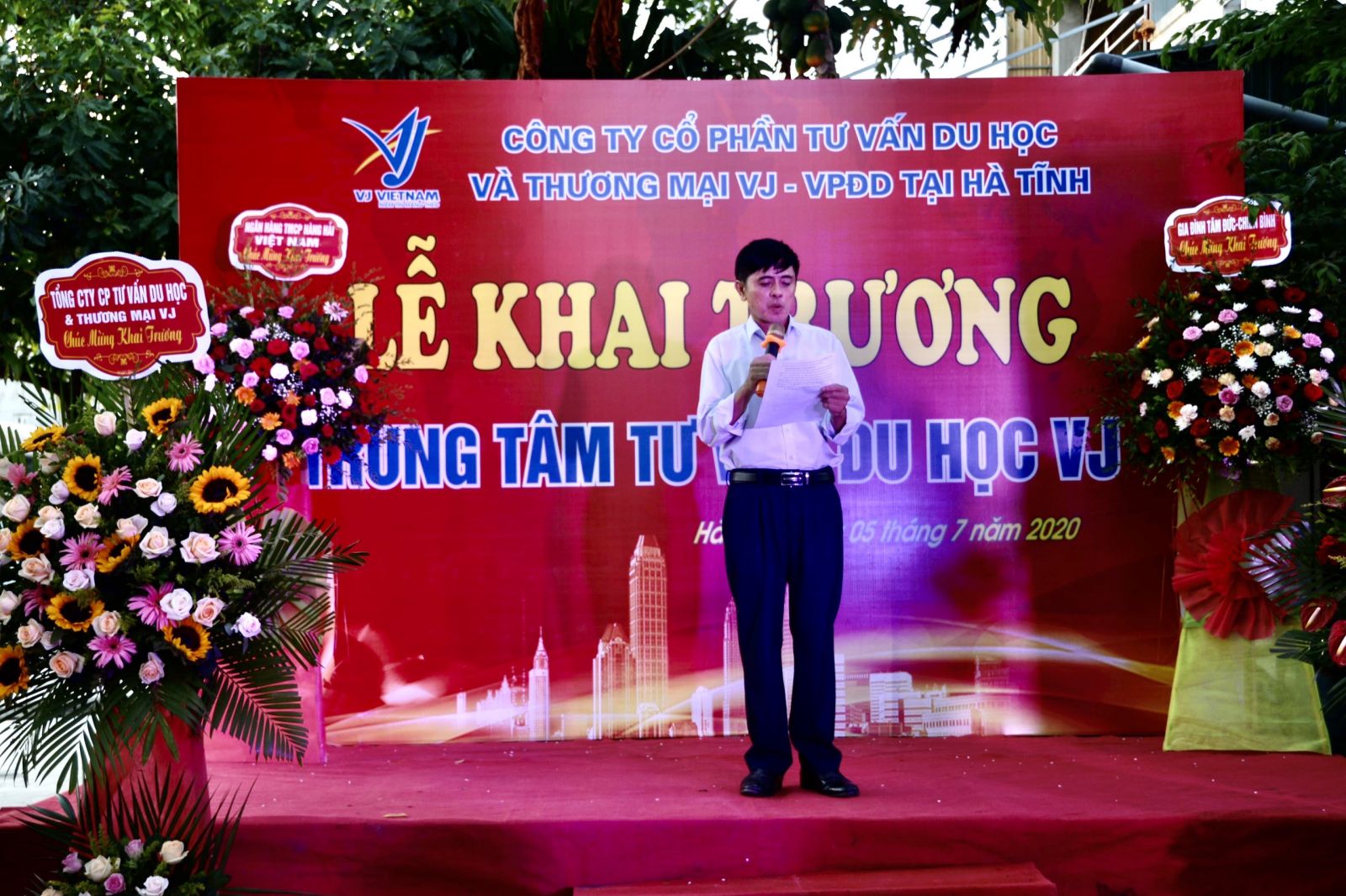 Ông Nguyễn Tuấn Thiệm – giám đốc VPĐD Hà Tĩnh đọc diễn văn khai trương