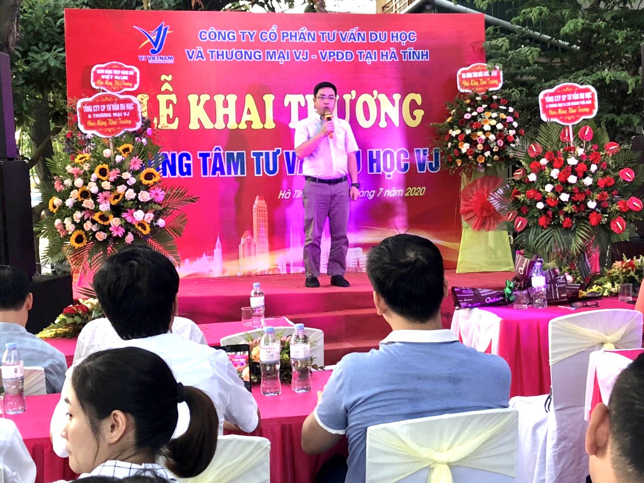 Ông Đinh Văn Hảo – Chủ Tịch Hội Đồng Quản Trị - Tổng giám đốc công ty phát biểu ý kiến về việc thành lập VPĐD