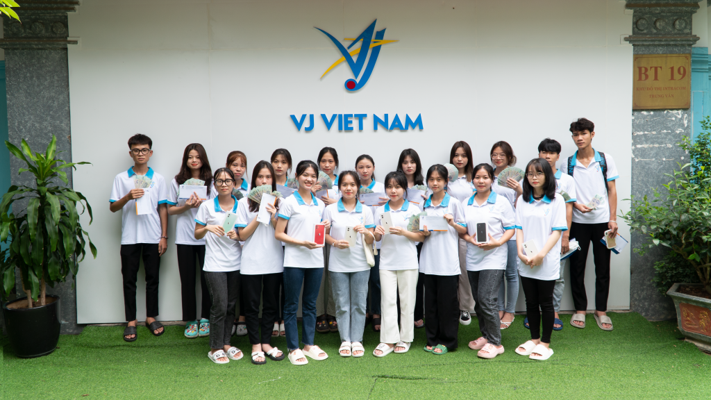 Công ty VJ trao học bổng cho các bạn học viên 