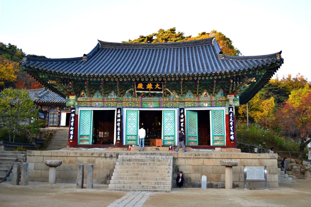 Đền Donghwasa với thiết kế đặc biệt, màu sắc bắt mắt mang đậm nét truyền thống Hàn Quốc