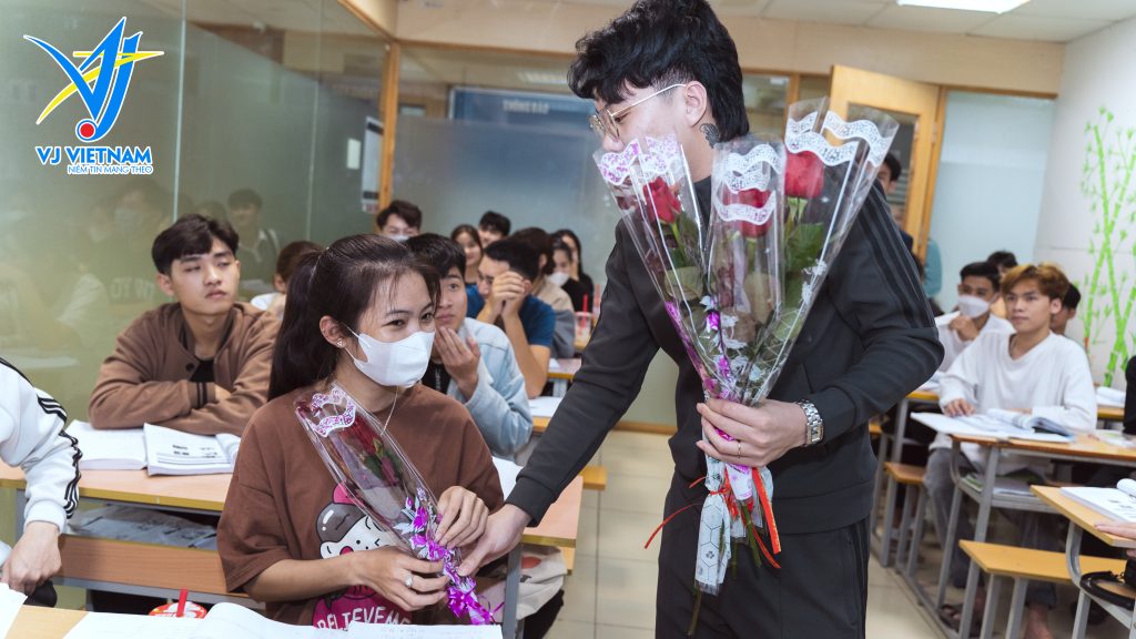 Bạn nam tự tay tặng hoa cho các nữ cùng lớp