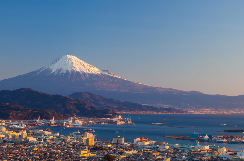 Núi Phú Sĩ nằm trên đảo Honshu là ngọn núi cao nhất Nhật Bản