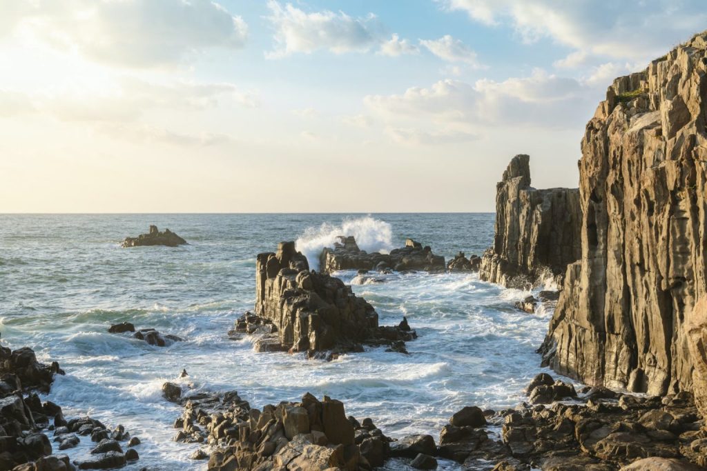 Tojinbo là một loạt các vách đá cheo leo trên vùng Biển Nhật Bản