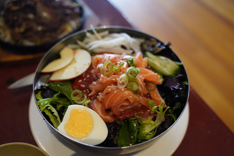 Súp sashimi ướp lạnh cay - Ẩm thực Hàn Quốc mùa hè
