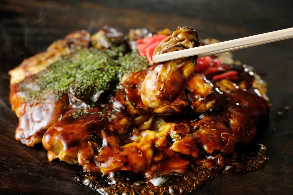 Là món Okonomiyaki (Bánh xèo Nhật Bản) chế biến cùng những con hàu tươi sống