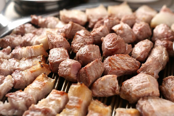 Ngoài món cháo bào ngư, Jeju còn nổi tiếng với món thịt lợn đen nướng
