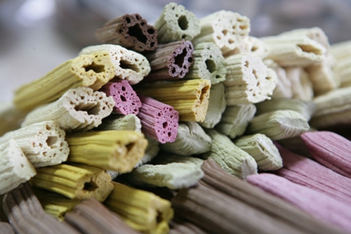 Kẹo Yeot hay còn gọi là kẹo mạch nha được làm từ gạo nếp và có vị ngọt - Biểu tượng may mắn Hàn Quốc