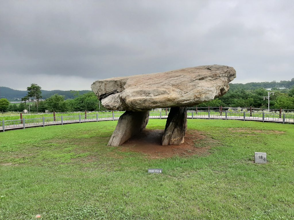 Di tích khu mộ đá Gochang, Hwasun và Ganghwa (고창, 화순, 강화의 고인돌 유적)