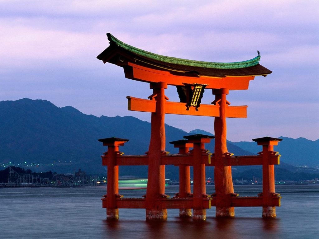 Đền Itsukushima là một đền thờ thần đạo, tọa lạc trên đảo Miyajima