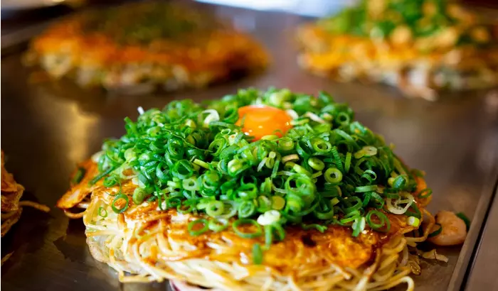 Okonomiyaki Hiroshima: Là loại bánh xèo nổi tiếng tại Hiroshima