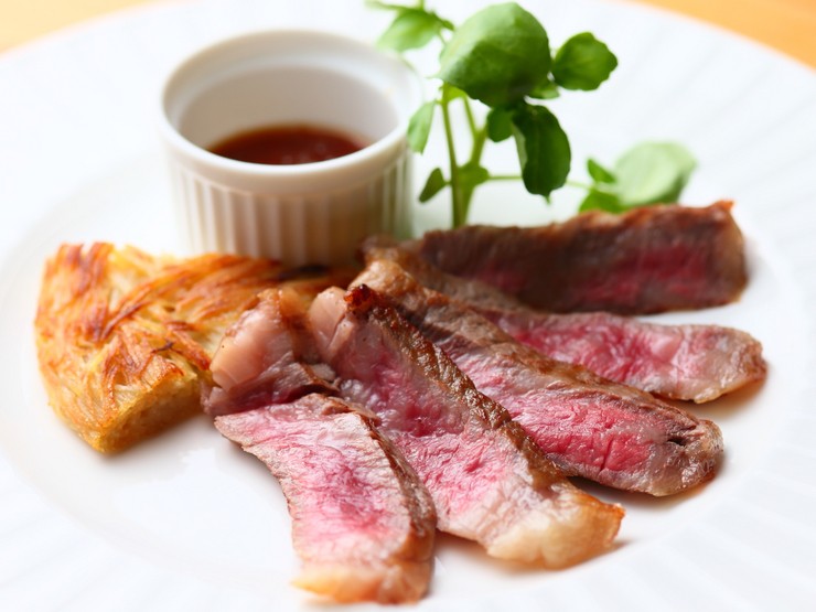Đặc trưng thịt bò Tokushima rất mềm, ngọt, tan chảy, có đường mỡ trắng