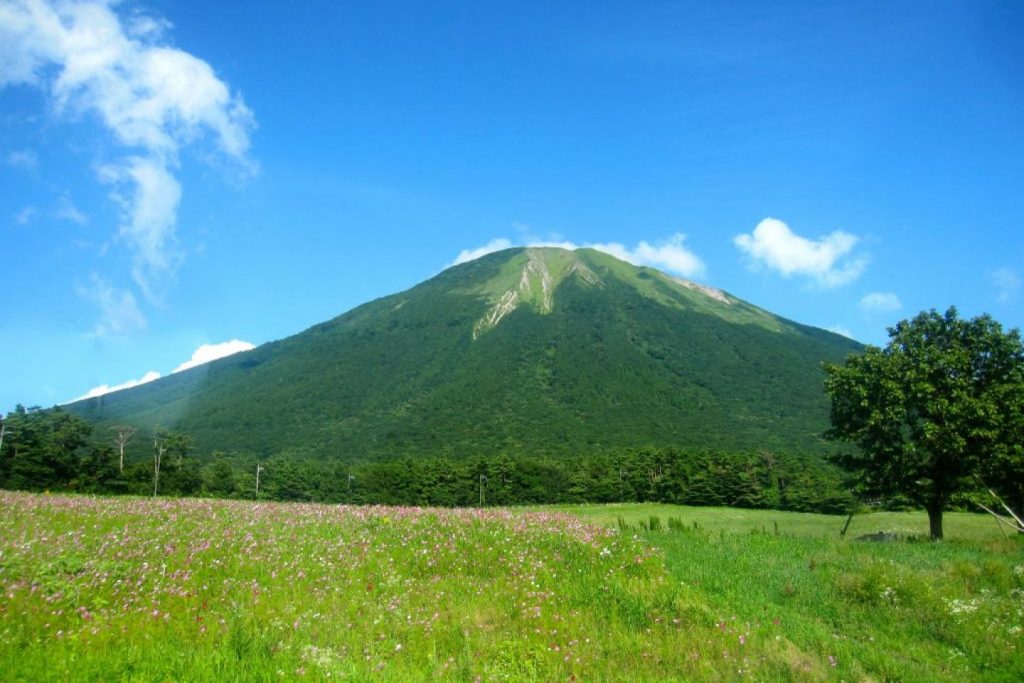 Núi Daisen là một ngọn núi lửa thuộc tỉnh Tottori