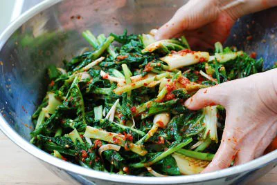 Kim chi Củ cải non (열무김치) được làm chủ yếu bằng củ cải