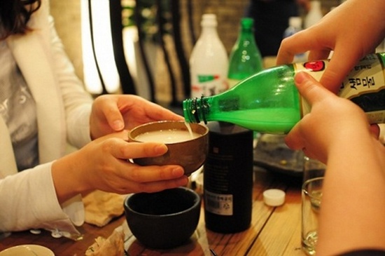 Những điều cấm kỵ ở Hàn Quốc trong văn hóa uống rượu