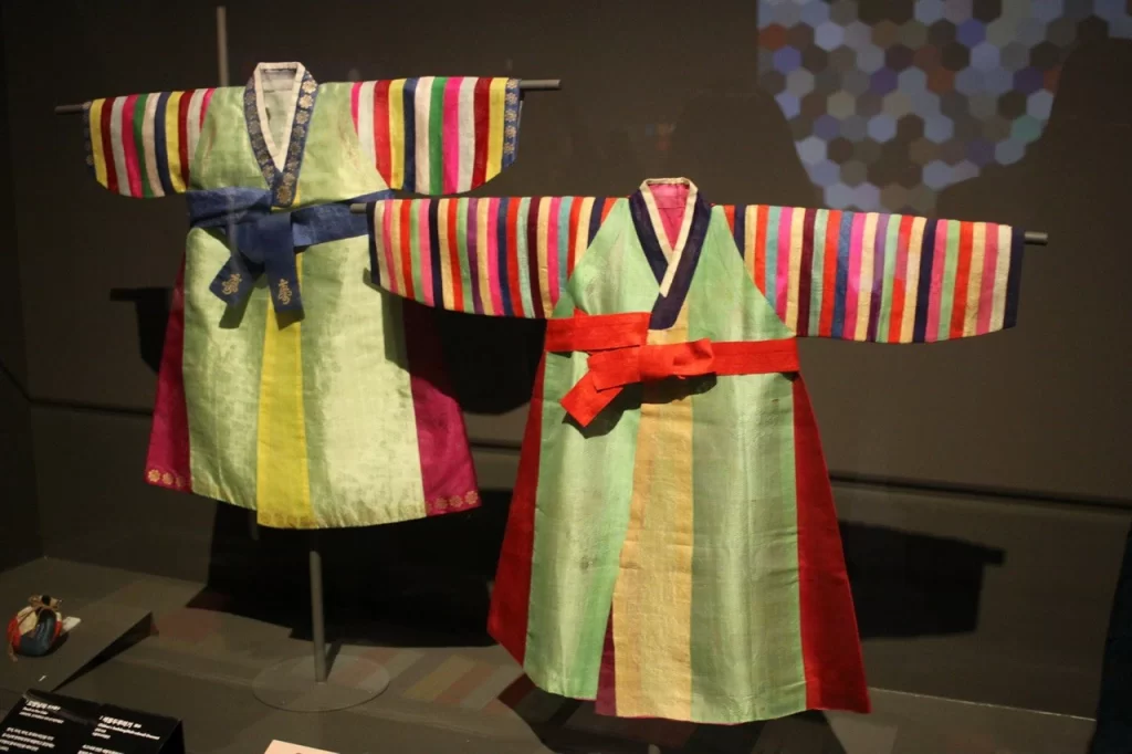 Mọi trang phục của người Hàn đều được kết hợp rất tinh tế giữa 5 màu xanh, vàng, đỏ , trắng, đen.