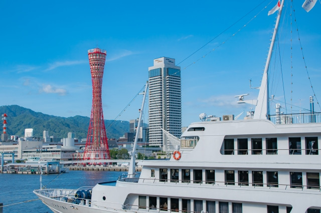 Cảng Kobe được xây dựng từ năm 1868, là cảng sầm uất thứ 4 của Nhật Bản