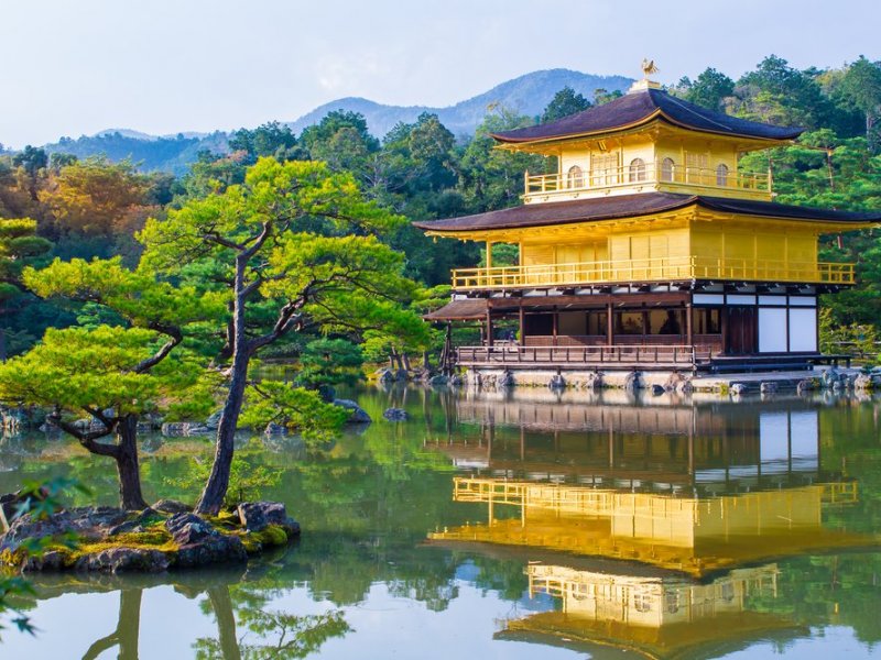 Kinkaku-ji (Kim các tự – Chùa vàng) là tên phổ thông của chùa Rokuon-ji ở Kyoto