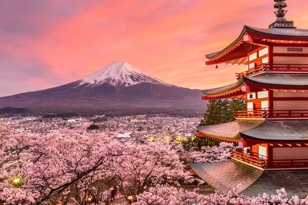 Địa điểm ngắm cảnh núi Phú Sĩ được khách du lịch đến Nhật yêu thích trong những năm gần đây là “Chureito”.