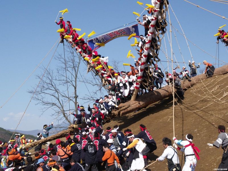 Onbashira – một lễ hội truyền thống được tổ chức tại khu vực hồ Suwa