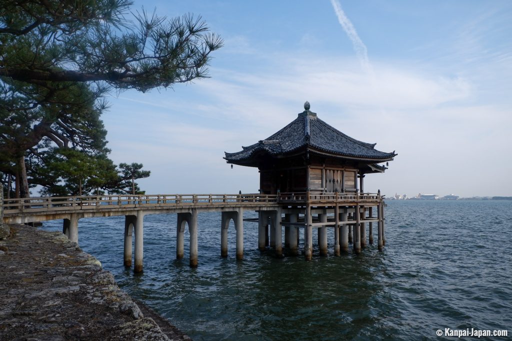 Đền Mangetsu là một trong những ngôi đền nổi tiếng tại hồ Biwa - Du học VJ