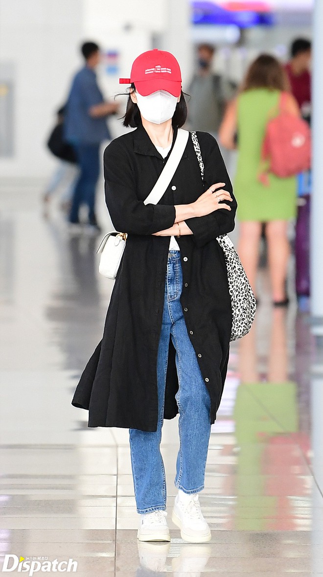 Thời trang kín sang chảnh của Song Hye Kyo tại sân bay