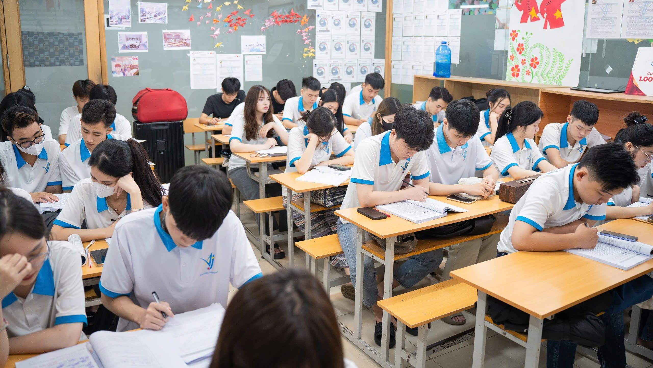 Có Nên Đi Du Học Hàn Quốc Ngay Sau Tốt Nghiệp Cấp 3 Không? Hay Nên Học Thêm Tiếng Tại Việt Nam Trước? 5 Học sinh VJ học tiếng tại trung tâm