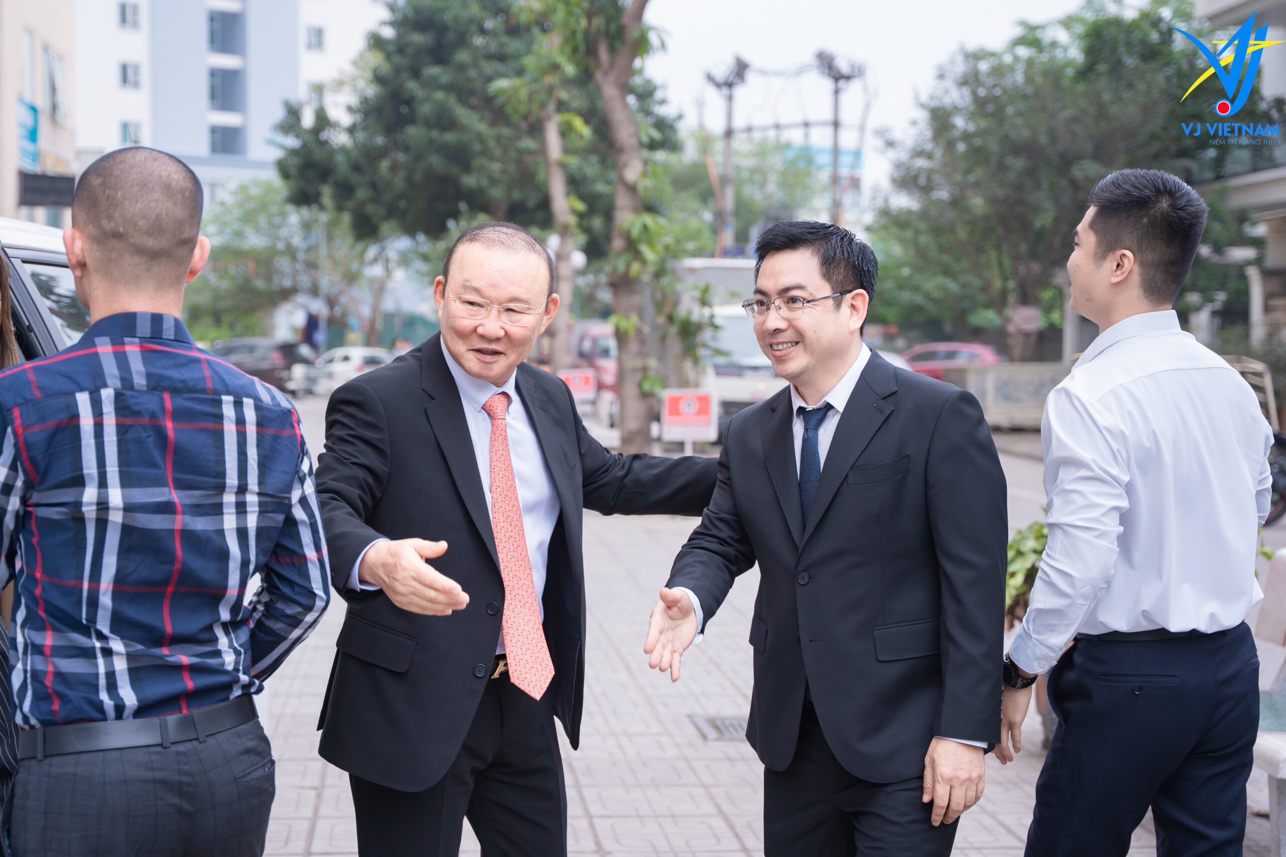 Du học nghề Hàn Quốc 2025 có dễ đi không? Những lưu ý bạn cần phải biết 6 Đại sứ thương hiệu HLV Park Hang Seo và Chủ tịch VJ Ông Đinh Văn Hảo