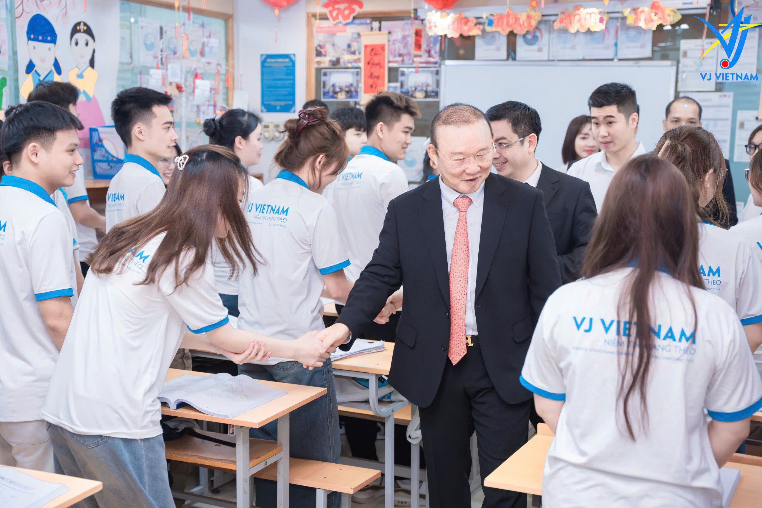 TẤT TẦN TẬT VỀ DU HỌC HÀN QUỐC HỆ TIẾNG D4-1 TẠI VJ VIỆT NAM 7 Học sinh VJ Việt Nam và Đại sứ thương hiệu Park Hang Seo