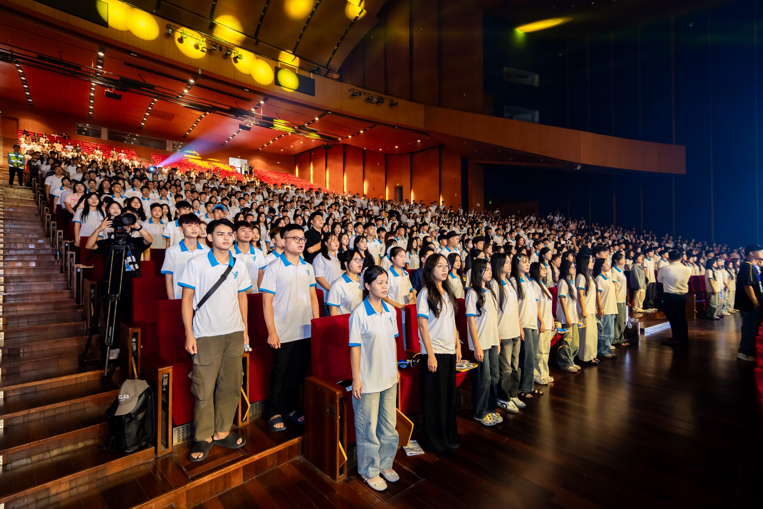 3500 học sinh và khách mời làm lễ chào cờ