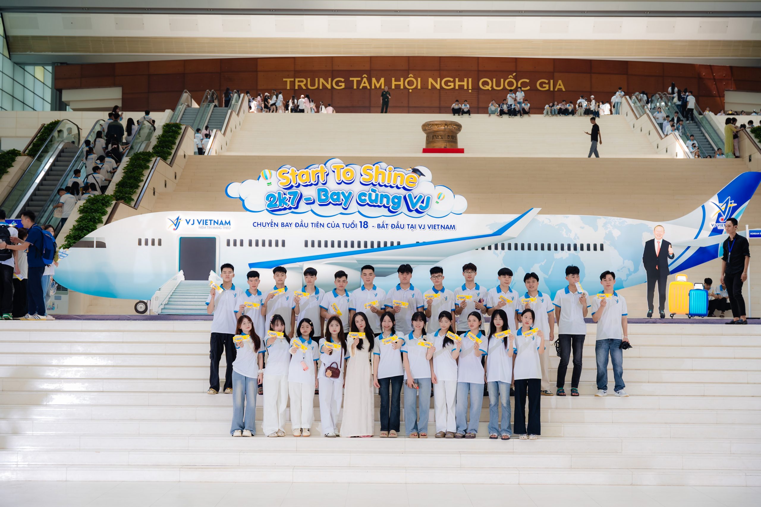 Học sinh và giáo viên check in lên máy bay