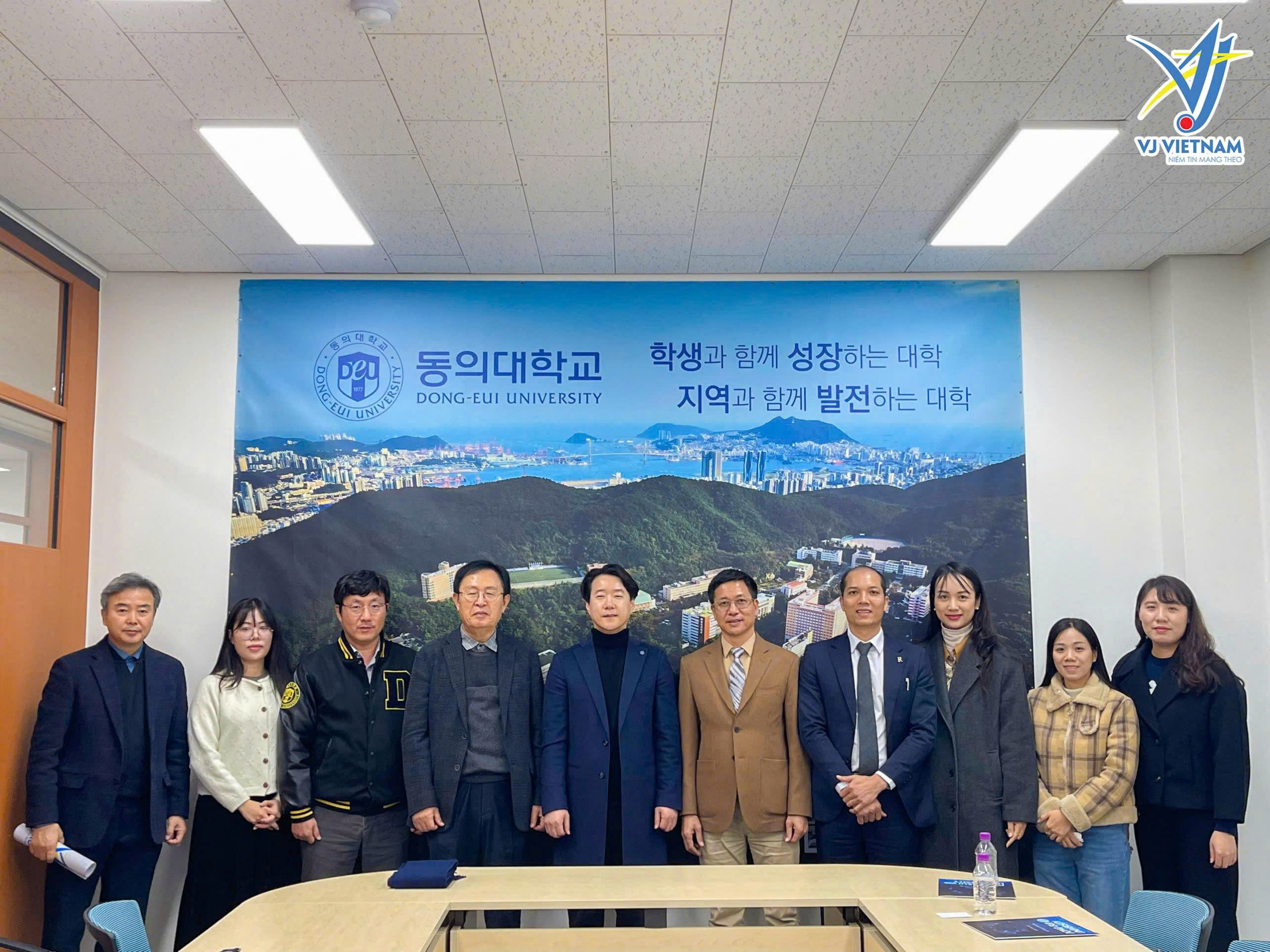 VJ trong chuyến công tác làm việc trực tiếp tại Đại học Dongeui