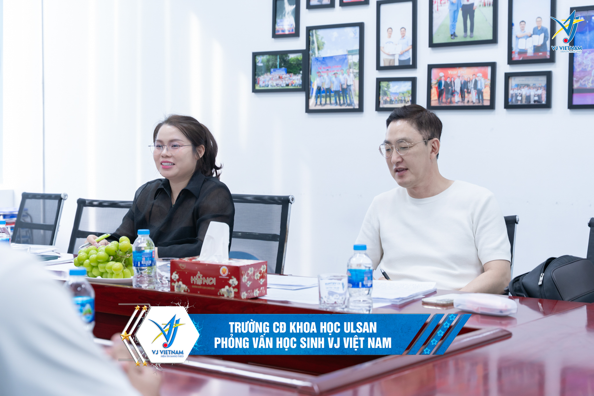 Đại diện trường Ulsan phỏng vấn học sinh tại VJ